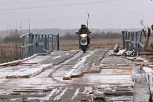 На Волині жителі села самостійно ремонтують нічийний міст (Відео)