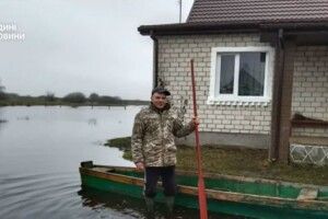 На Волині через дощі на полях оселилися лебеді та грузнуть трактори  