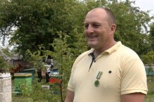 Волинський пасічник створив вулик у формі Луцького замку (Відео)