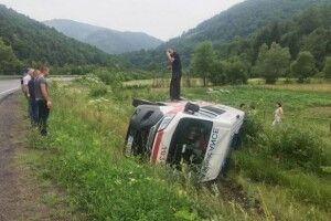 На Закарпатті перевернулася «швидка» з хворим на інфаркт 