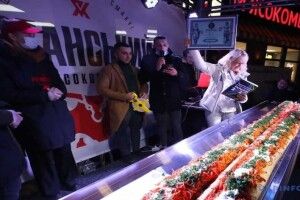 Харків'яни приготували найбільший в Україні хот-дог