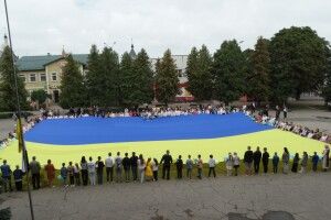 Під час святкування Дня прапора на жінку впав цивільний дрон