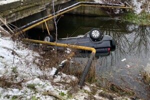 На Волині – моторошна ДТП: авто злетіло в річку, загинули двоє людей (Фото)
