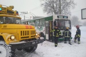 У Луцьку тролейбус застряг серед дороги в снігові (Фото)