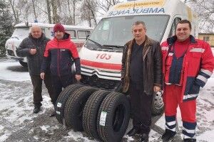 Медична бригада у Колках отримала у подарунок зимові шини для «швидких»