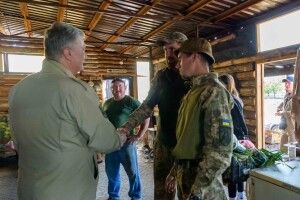 Годують до 3 тисяч людей на добу: Порошенко дорогою з фронту заїхав у відоме волонтерське кафе (Фото)