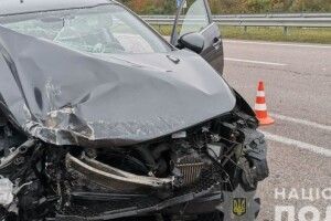 У Рівненській області водій на позашляховику влетів у зупинку й помер 