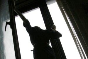 У Луцьку з вікна пʼятого поверху гуртожитку випала 17-річна студентка