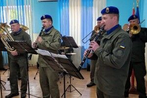 Військові музиканти неймовірно привітали медиків
