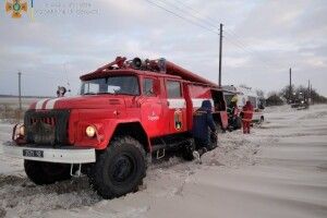 На Волині бійці ДСНС визволяли із снігового замету «швидку», яка поспішала на виклик (Відео, фото)
