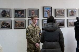 Фото з війни: у Бердичеві відкрили фотовиставку бійця волинської бригади