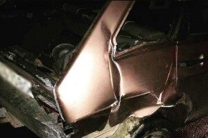 У місті на Волині вночі легковик влетів в електроопору (Фото)