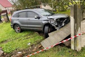 На Волині позашляховик розтрощив паркан