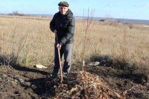 Фермер вирощує екзотичні рослини органічним способом