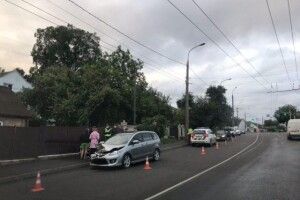 У Луцьку чергова ДТП: розбитий капот та пошкоджений бампер (Фото, відео)
