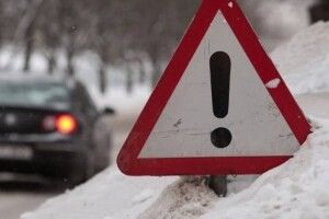 Волинські патрульні допомогли водійці, яка з’їхала в кювет (Відео)