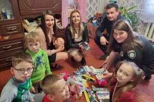 Поліцейські вручили канцелярію та шкільне приладдя для волинських діток (Фото)
