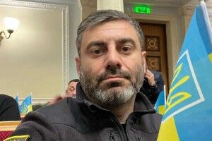 Закликає вбивати всіх українців: у мережі з'явилося відео чоловіка з черепом у руках 