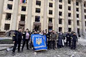 «Ми тут відзначали свята! Стільки загиблих! Що ви робите?!»: жителі Харкова вийшли на зруйновану окупантами центральну площу (Відео)