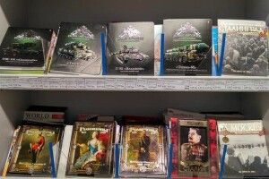 На Сумщині продавали учнівські зошити з «колорадськими» стрічками, портретами Сталіна та сім’ї Романових