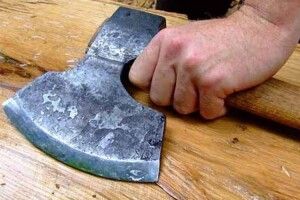 Засудили чолов’ягу, який кидав у поліцейських сокирою 