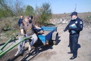 На Іваничівщині спіймали чоловіка, який вивозив сміття на узбіччя дороги