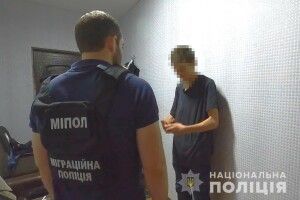 Збоченець чіплявся до дівчинки, поки вона чекала на маму (Відео)
