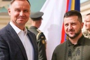 Зеленський на зустріч із Дудою вбрався у вишиванку з танками (Фото)