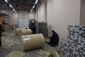Рекордну партію сигарет контрабандисти закатали у паперові рулони (Фото, відео)