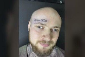 «Кернес живий»: чоловік зробив тату на лобі на честь покійного мера Харкова