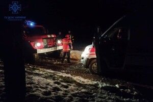 На Волині карета «швидкої» застрягла на дорозі (Фото)