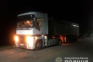 У Хмелівці троє рівненських розбійників відібрали у фермера дві вантажівки із соєю (фото, відео)