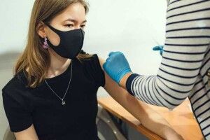 Лікар назвав найбільшу помилку вакцинованих від коронавірусу