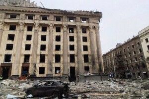 Російська ракета вночі попала в житловий будинок у Харкові, загинула людина