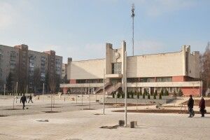 Повідомили, коли закінчать ремонт площі біля луцького РАЦСу (Фото)