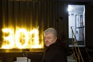 Четверта сотня: Порошенко відправив на фронт ще шість прально-душових комплексів