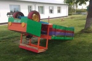 У Волинському селі під час карантину дорослі алконавти розтрощили майданчик у дитячому садочку (Фото)