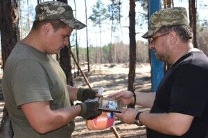 На передовій бійці 14 бригади встановили символ віри