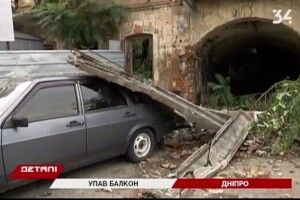 Балкон не витримав дощу і впав прямо на машину (Відео)