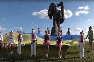 7-метрового Кобзаря у Ковелі вдягають у вишиванку (фото, відео)