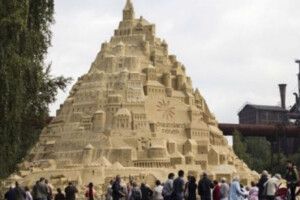 Є рекорд: збудували найвищий у світі замок з піску! (Фото, відео)
