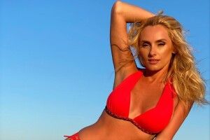 Красуня Ірина Федишин показала гарячі фото з чоловіком на березі моря (Фото)