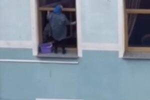 У Рівному помітили жінку, яка екстремально мила вікна (Відео)