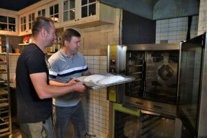 Відомий поляк спік у Рівному «хліб дружби» (Фото) 