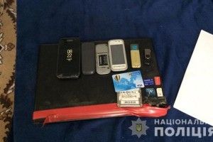 Поліція затримала крадіїв, які знімали гроші з банківських карток