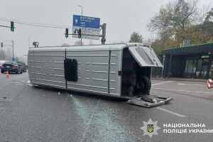 Через маневр «Lexus» у Києві перекинулася маршрутка із 15 пасажирами