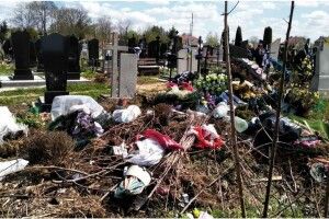 Подумайте про живих: священник з Волині показав цвинтар з іншого боку (Фото)