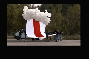 На волинському кордоні запустили у бік білорусі величезний прапор (Відео)