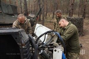 Бійці волинської бригади ремонтують американську гаубицю просто в посадці