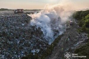 На Рівненщині приборкали вогонь на сміттєзвалищі, але тління досі триває (Відео)